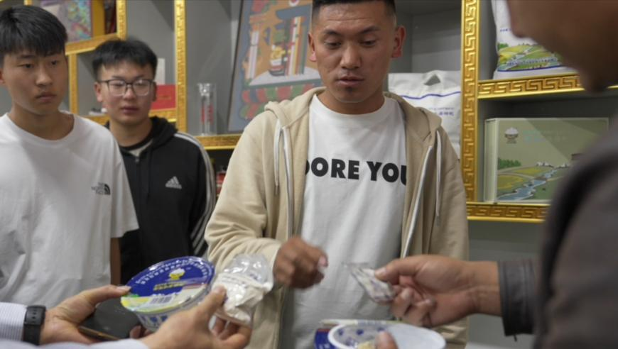 父母激烈争吵后儿子哭着收拾残局,2025澳门管家婆资料正版開獎記錄,最新答案解释落实_高级版V7.32